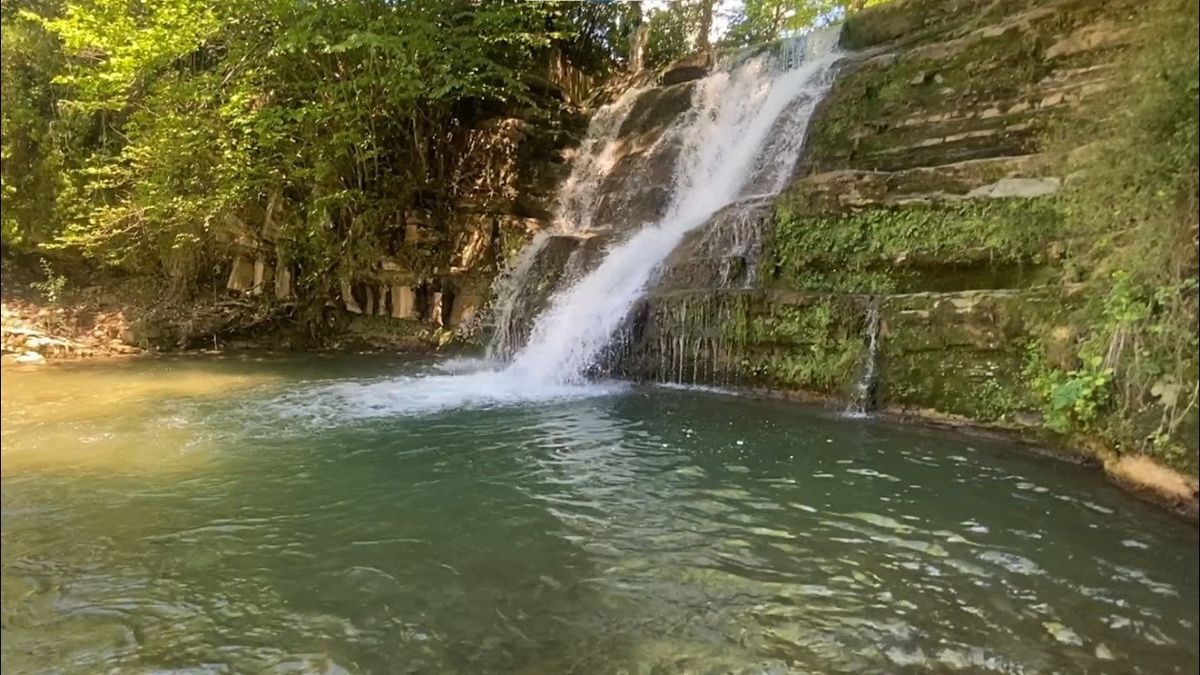 Kavak'ta Şelalede Suya Atlarken Kayalıklara Düştü: 1 Ağır Yaralı