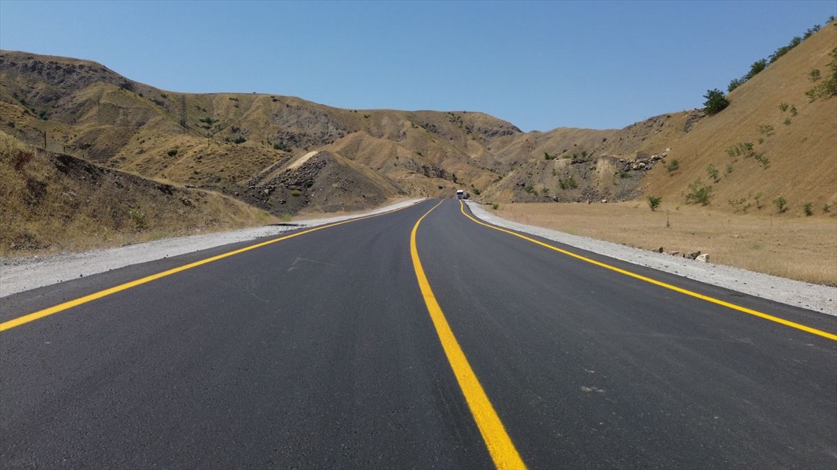 Şirvan'da 15 Köyün Yolu Sıcak Asfaltla Yenilendi