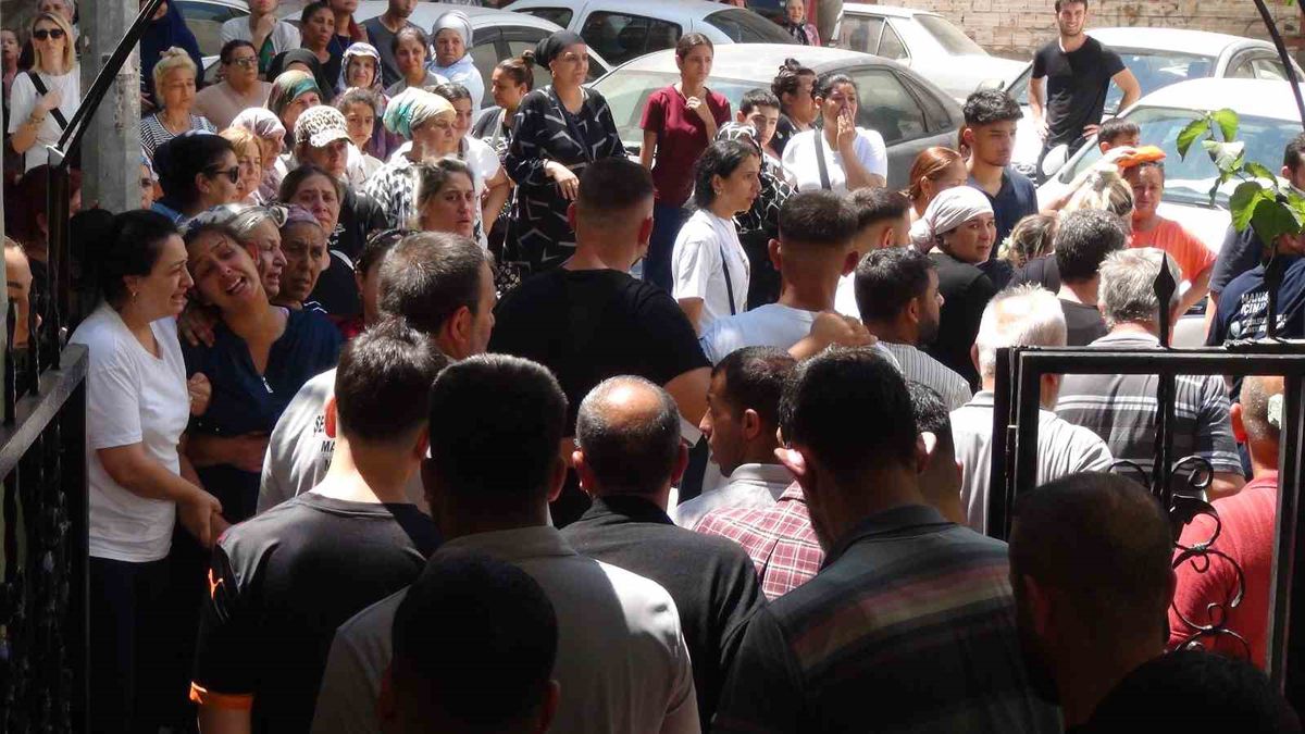 Manisa'da silahlı saldırıda ölen baba-oğul son yolculuğuna uğurlandı