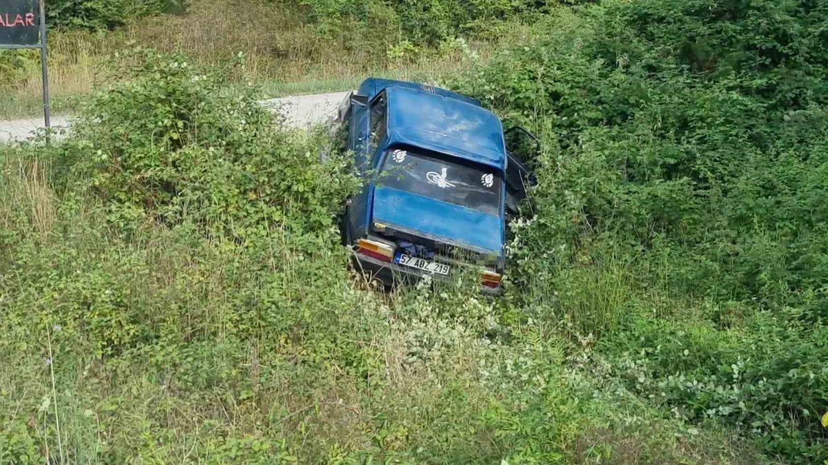 Sinop'ta Otomobil Şarampole Devrildi: 2 Yaralı