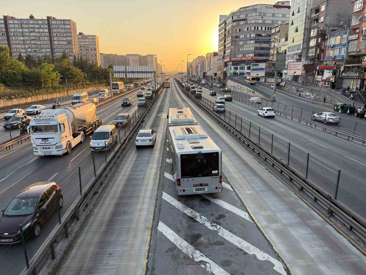 Metrobüs durağında tansiyon düşmesi: Kadın ağır yaralandı