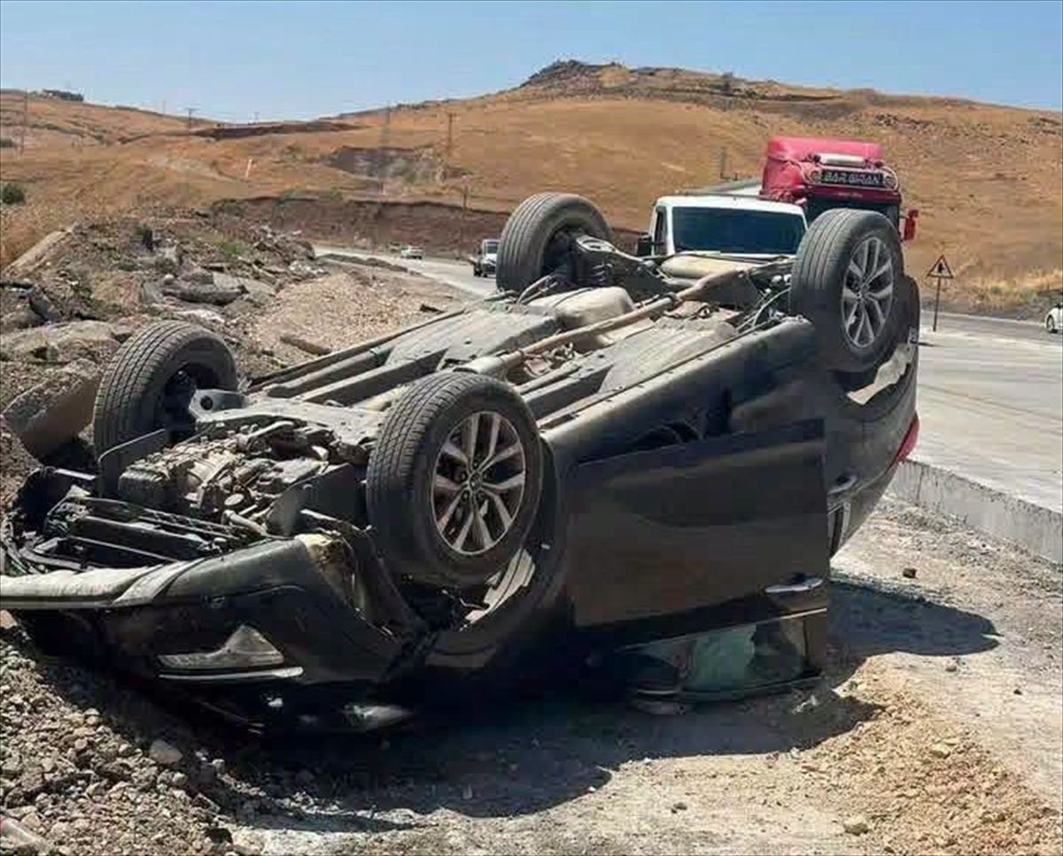 Cizre'de Otomobil Devrildi: Federasyon Başkanı Yaralandı