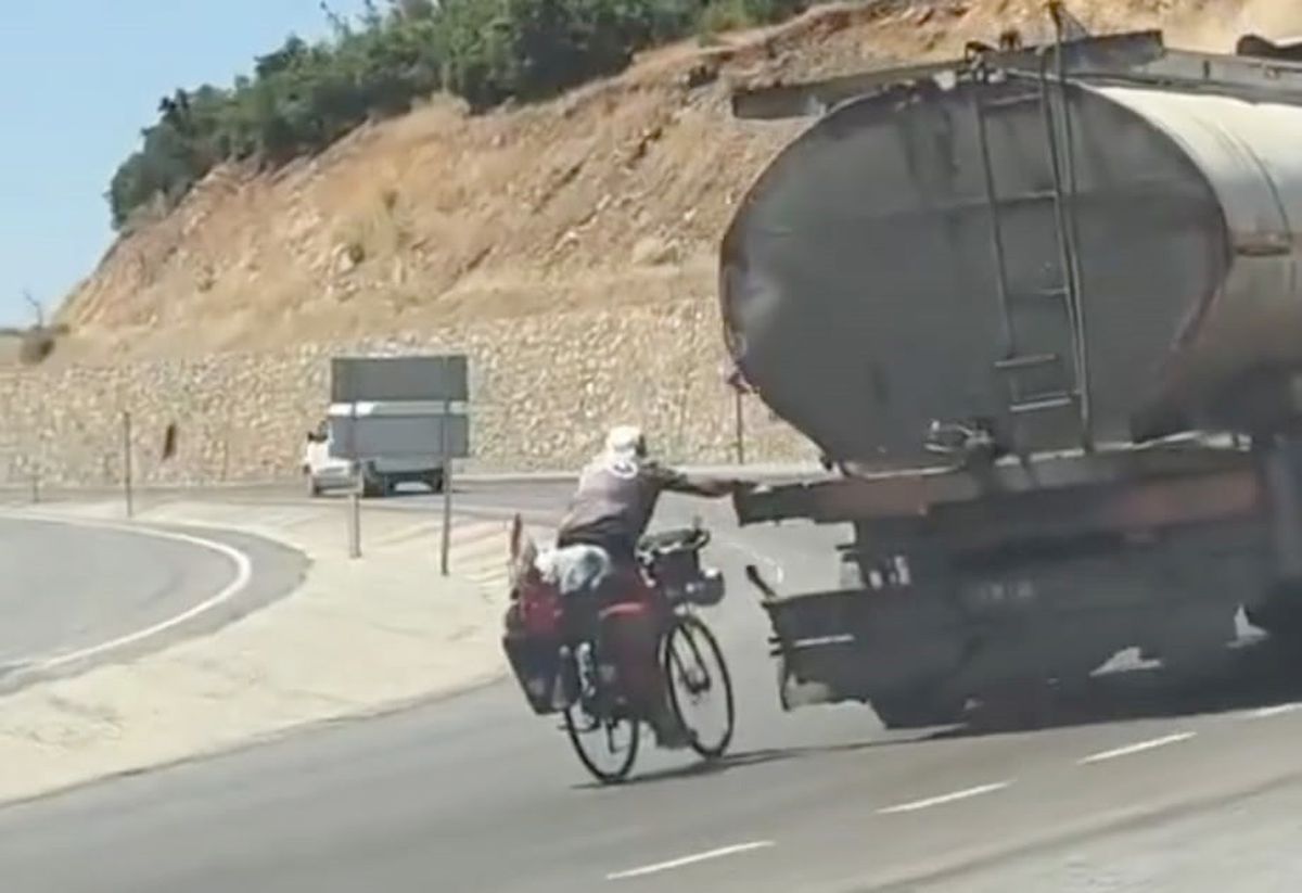 Tankere Tutunan Bisikletlinin Tehlikeli Yolculuğu