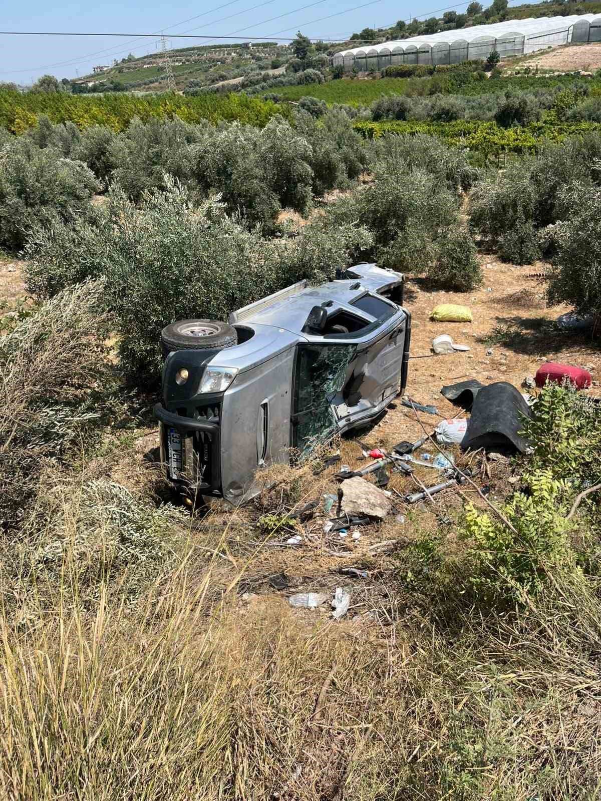 Tarsus'ta Pikap Şarampole Yuvarlandı: Baba Oğul Yaralandı