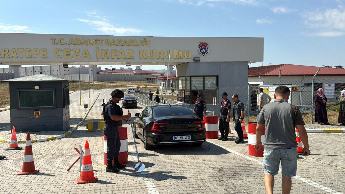 Özdağ'dan Oğuzhan Uğur ve Sinem Dedetaş'a cezaevi ziyareti