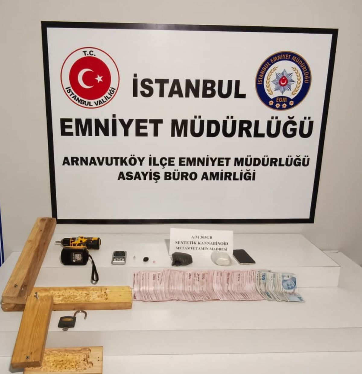 Arnavutköy'de Uyuşturucu Operasyonu: Kalasların Arasına Zulalanmış 305 Gram Amfetamin Ele Geçirildi