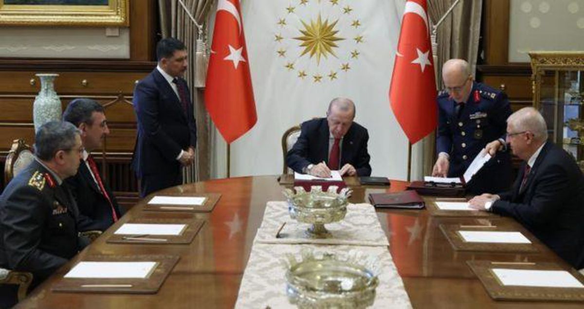 Yüksek Askeri Şura kararları listesi SON DAKİKA! YAŞ TSK terfi edenler, emekliliğe sevk edilenler ve görev süresi uzatılanlar kimler?