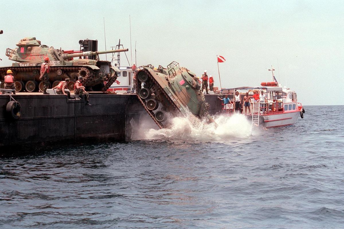 100 savaş tankını denize attılar