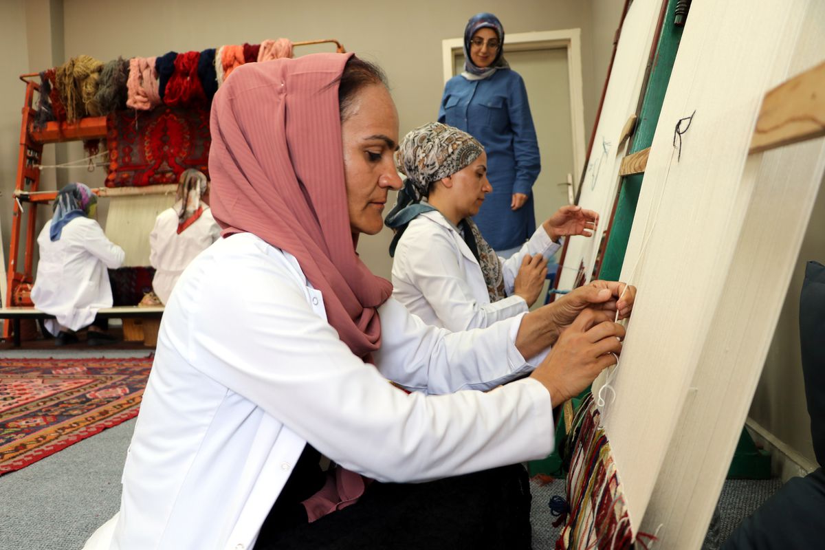 Van'da 'İlmek İlmek Anadolu' ile geleneksel dokumacılık yeniden canlanıyor