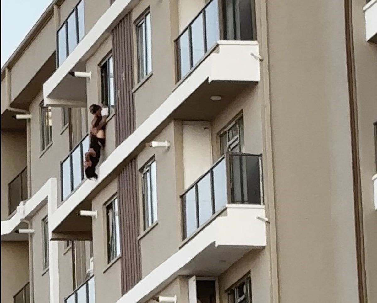 Aksaray'da Camdan Atlamak İsteyen Kadın Son Anda Kurtarıldı