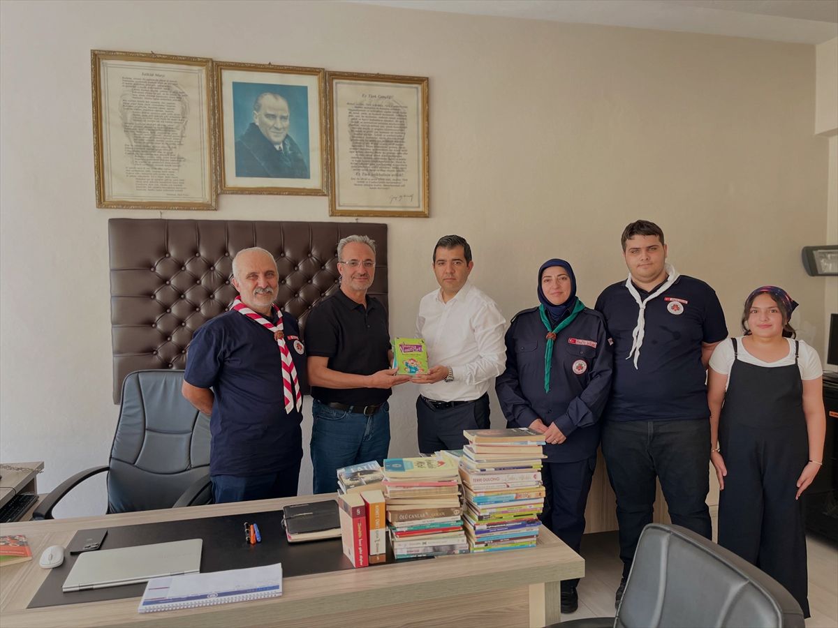 Ağın'da Okula 1071 Kitap Bağışı