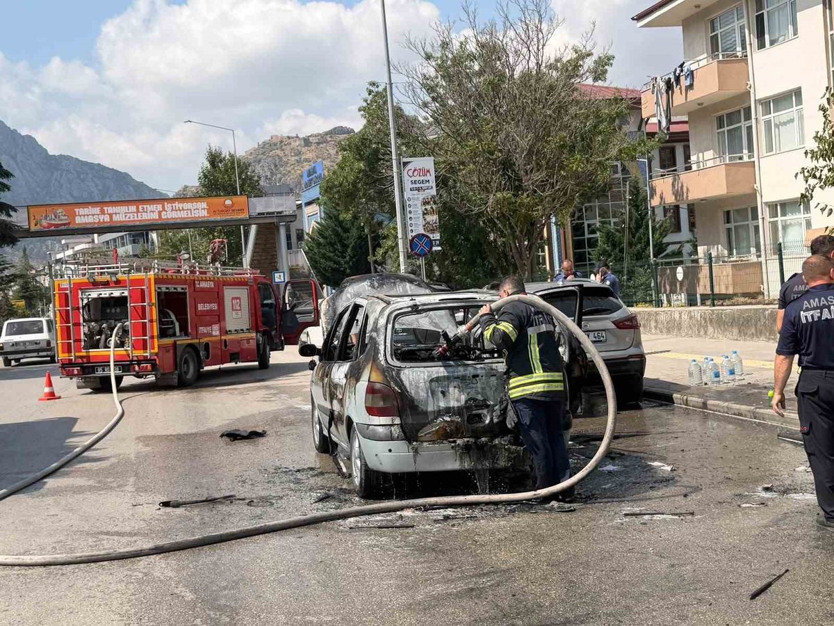Amasya'da Seyir Halindeki Araçta Yangın