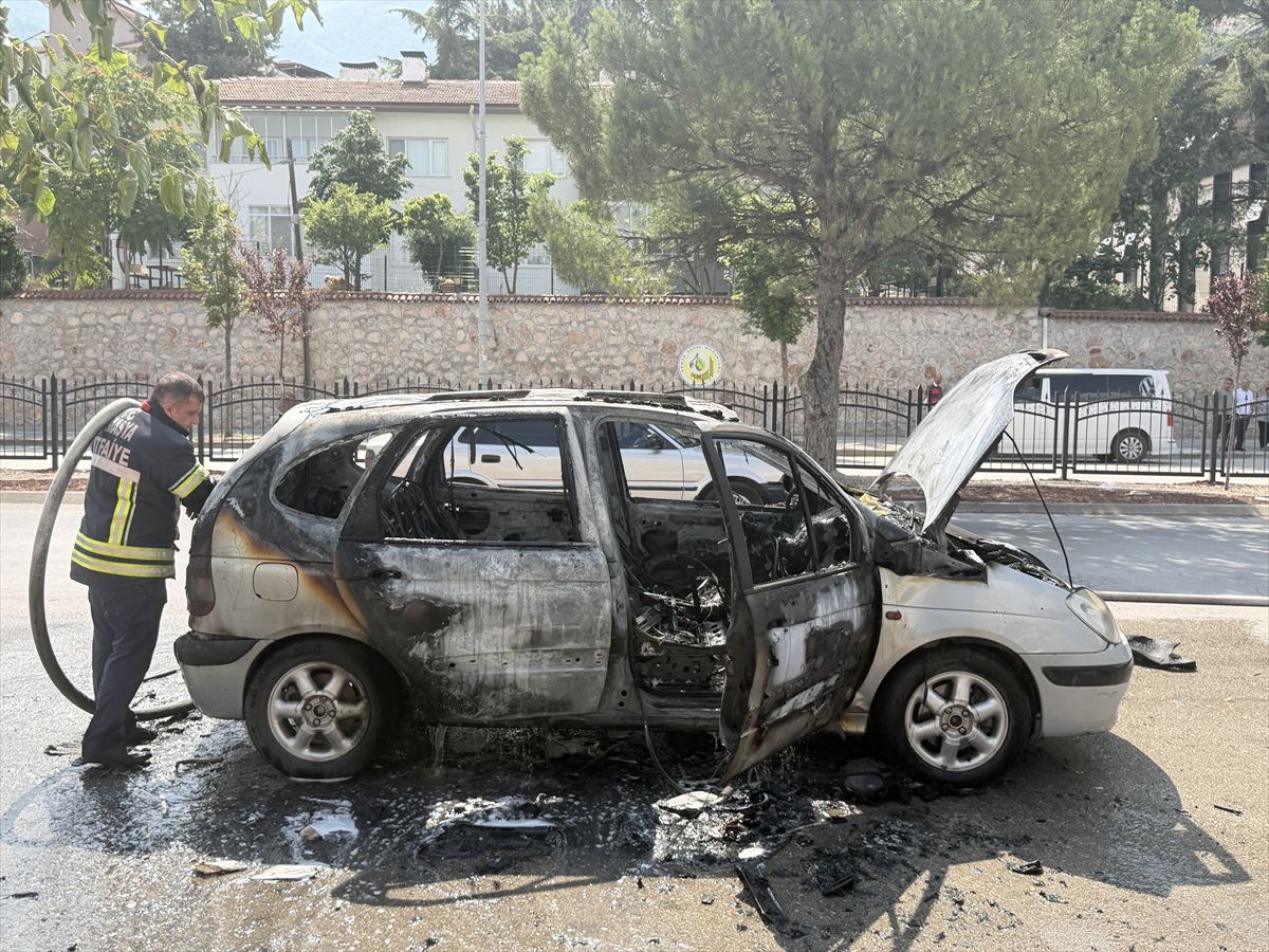 Amasya'da Otomobil Yangını: Seyir Halinde Alev Aldı