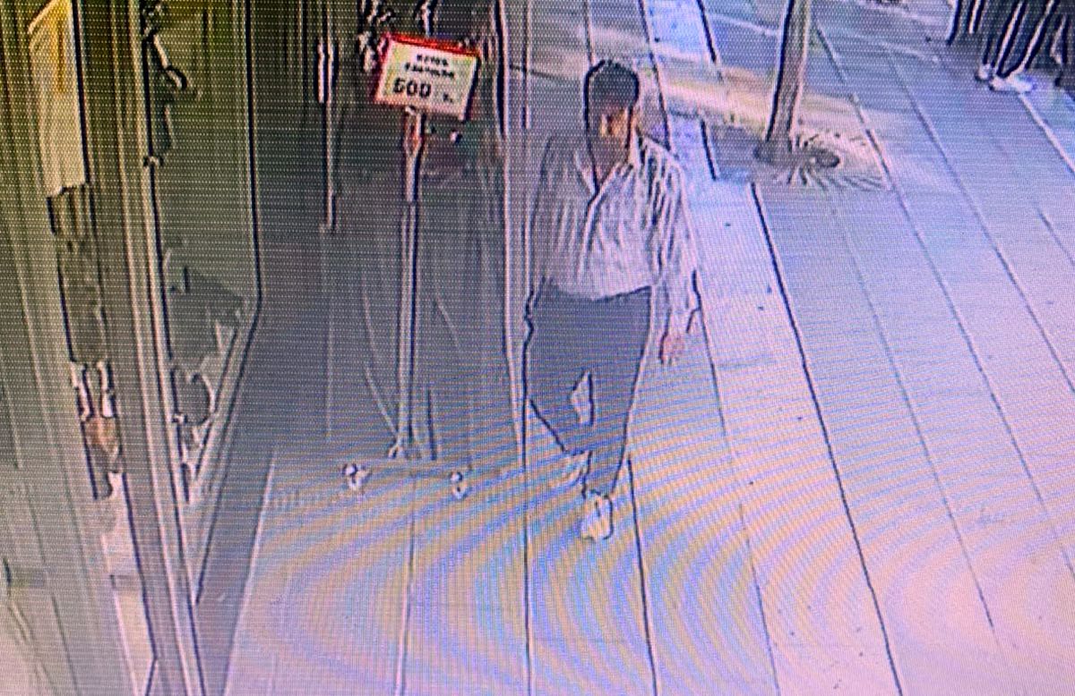 Avcılar'da Mağazadan Ceket ve Ayakkabı Çalan Şüpheli Kamerada