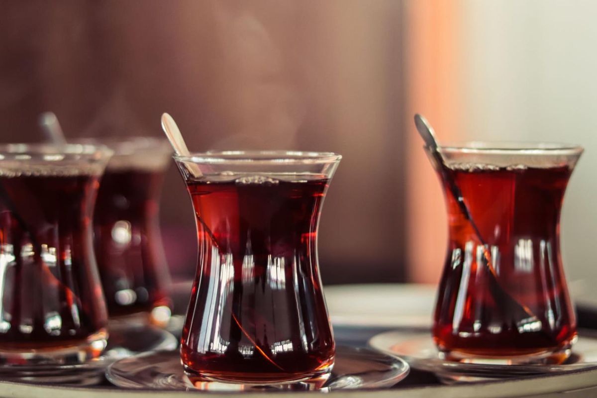 Patron kovdu, mahkeme geri gönderdi! Çay bardağı kavgasında emsal karar