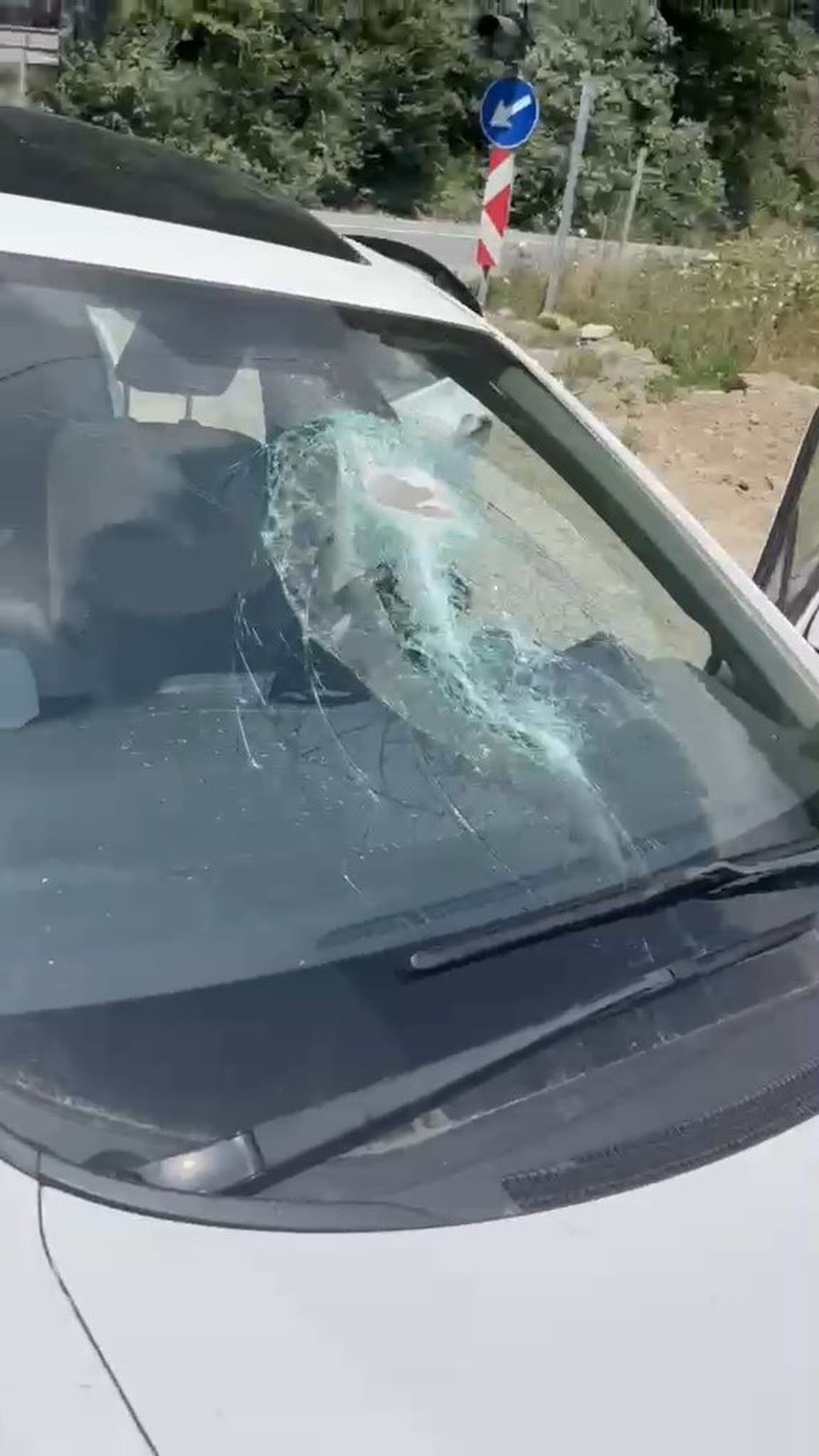Kaya Düşmesi Aracın Tavanını Deldi: Sürücü Yaralandı
