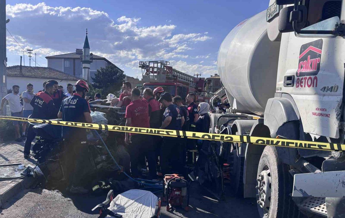 Erzincan'da Feci Kaza: Beton Mikseri ile SUV Çarpıştı, 3 Yaralı