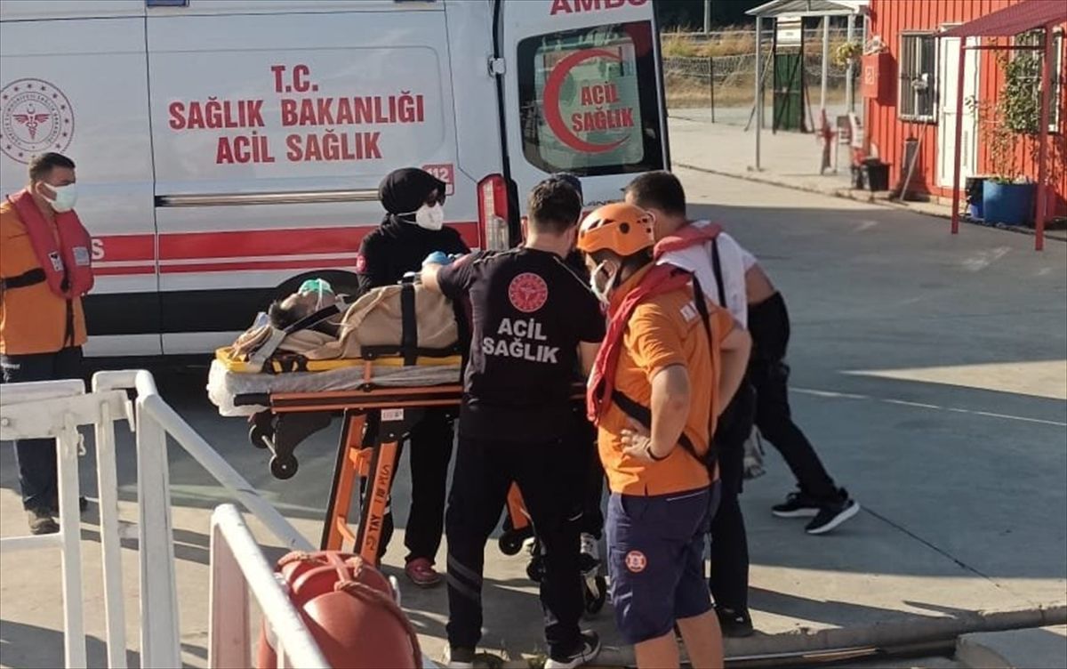 Çanakkale'de gemi personeli sağlık ekiplerince tahliye edildi