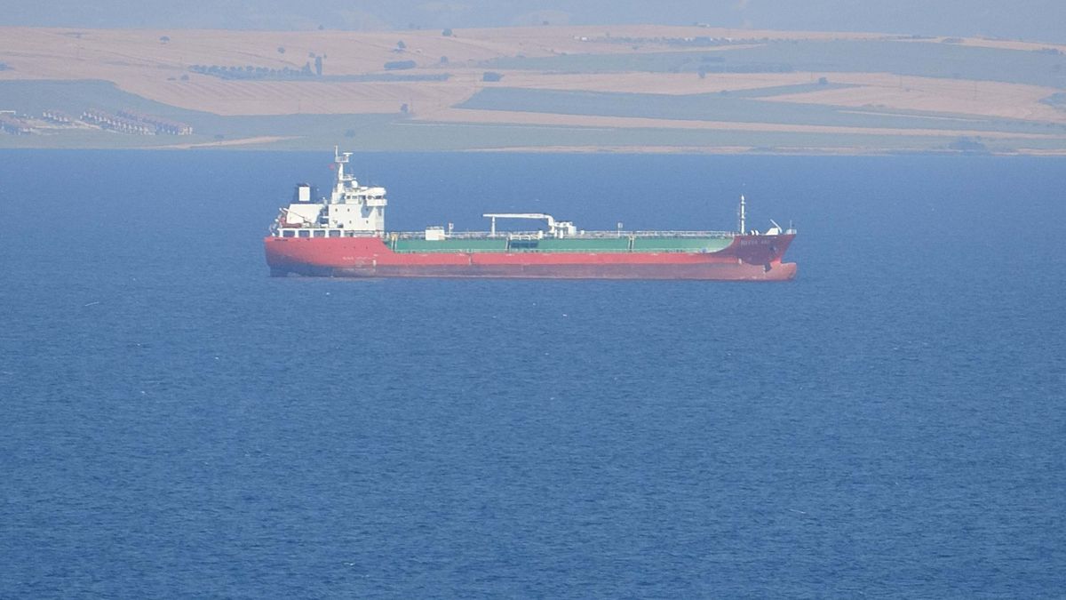 Çanakkale'de Tankerin Bacasında Çıkan Yangın Söndürüldü