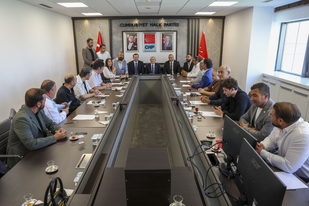 Kılıçdaroğlu, CHP Spor Kurulu üyeleriyle bir araya geldi