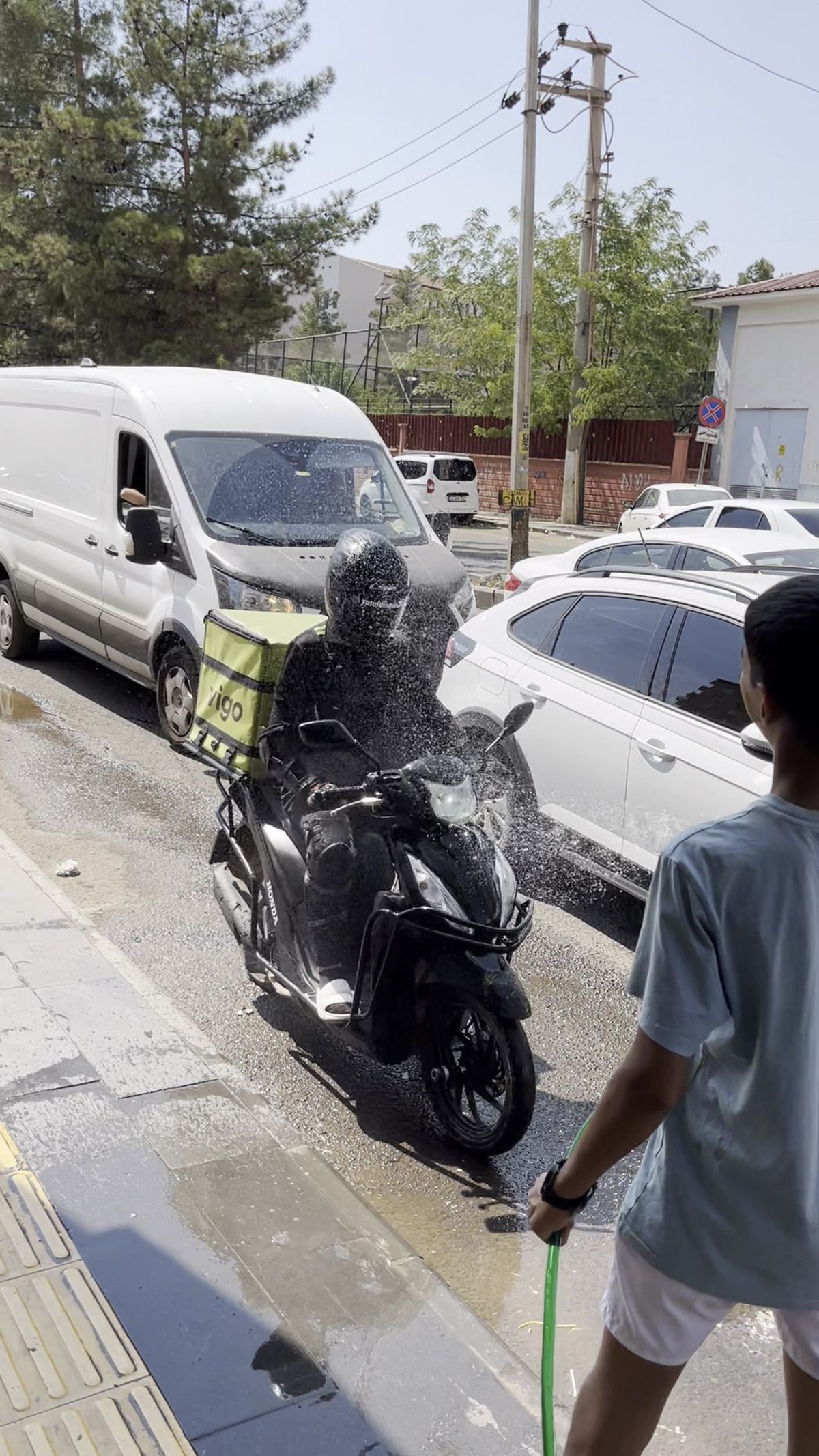 Diyarbakır'da 40 Derece Sıcaklık: Kurye Hortumla Serinledi, Çocuklar Fıskiyede Eğlendi