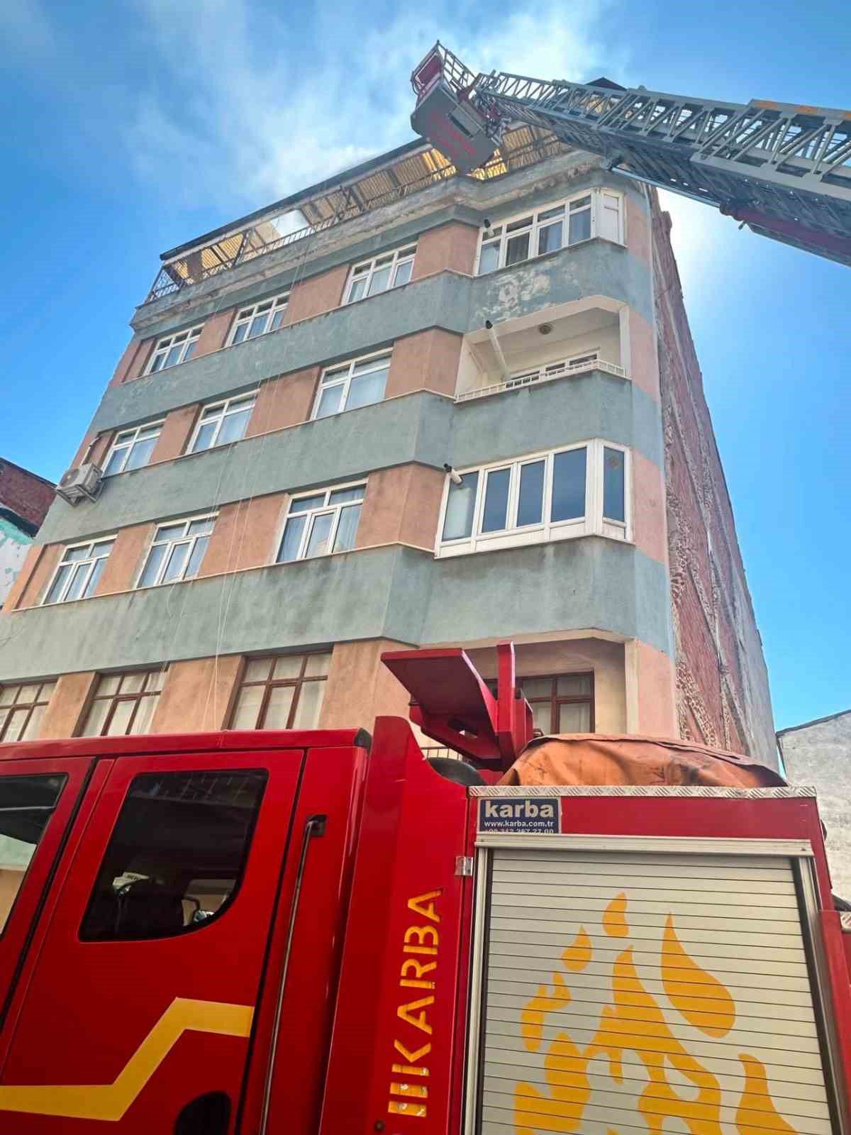 Elazığ'da Çatı Yangını İtfaiye Tarafından Kontrol Altına Alındı
