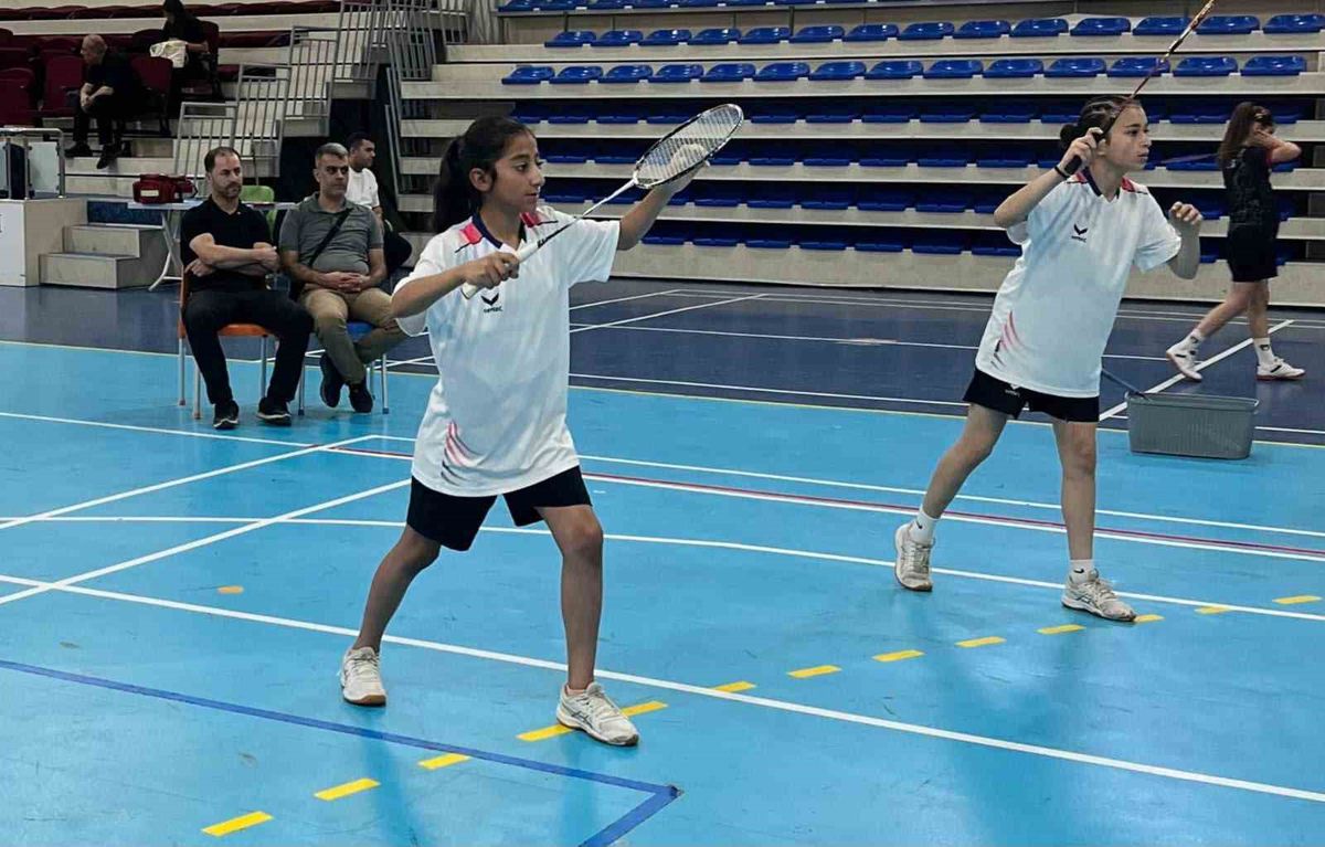 Elazığlı badmintonculardan büyük başarı: Türkiye finallerindeler