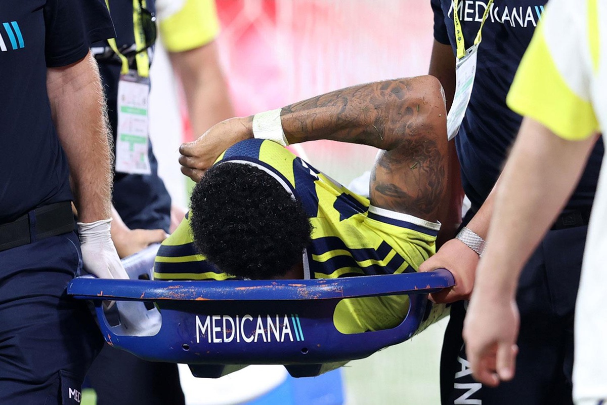 Fenerbahçe'de korkutan sakatlık! Sahadan gözyaşlarıyla ayrıldı