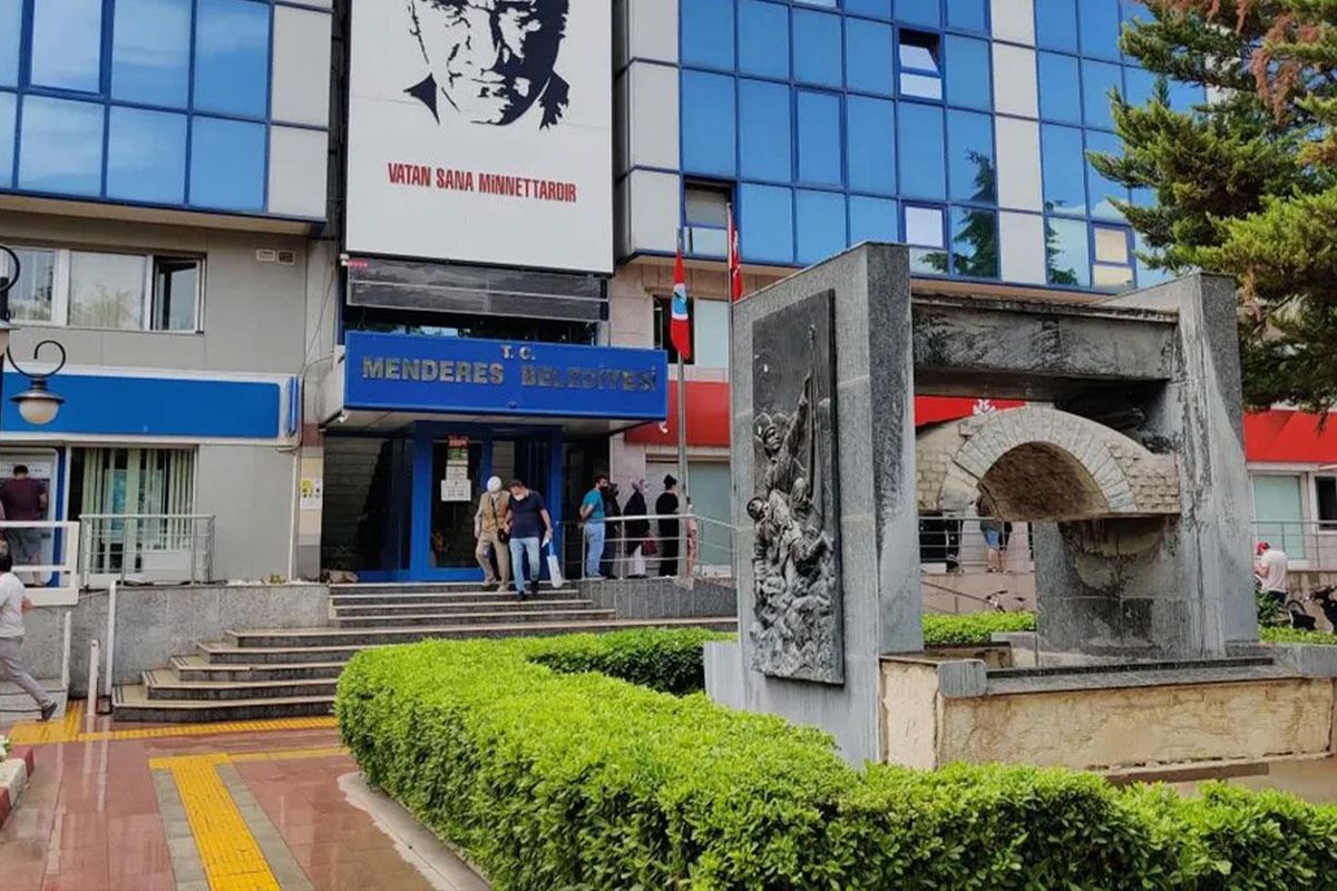 Firari Menderes Belediye Başkan Yardımcısı Rüzgar Sönmez saklandığı evde yakalandı