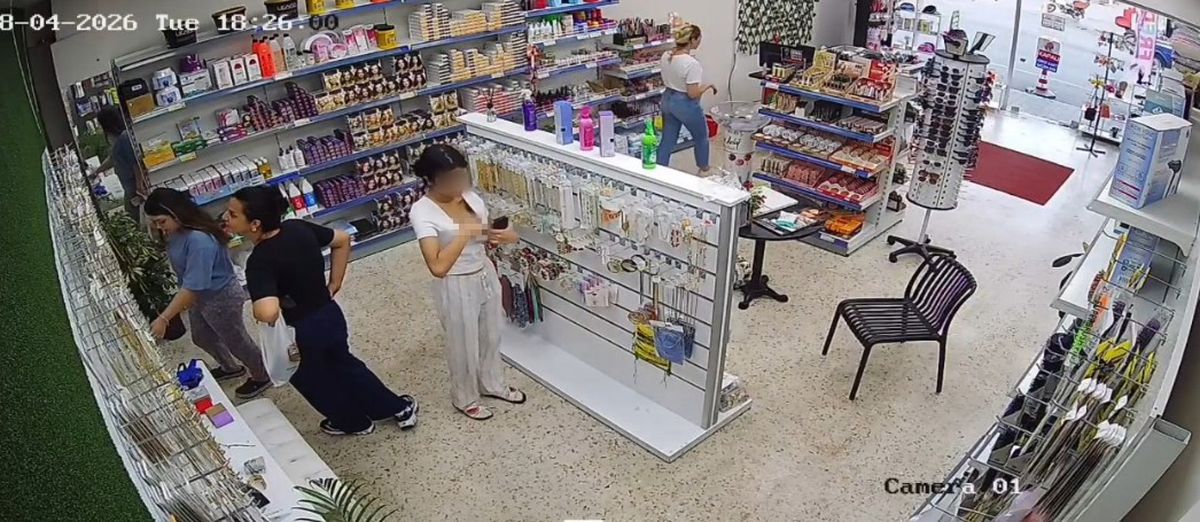 Genç Kızın Takı Hırsızlığı Kamerada