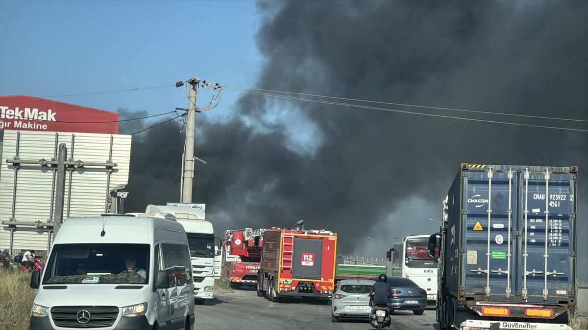 Gebze'de geri dönüşüm deposunda yangın