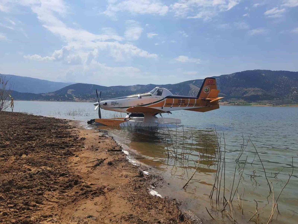 Beydağ'da yangın uçağı baraja iniş yaptı: Pilot hafif yaralı