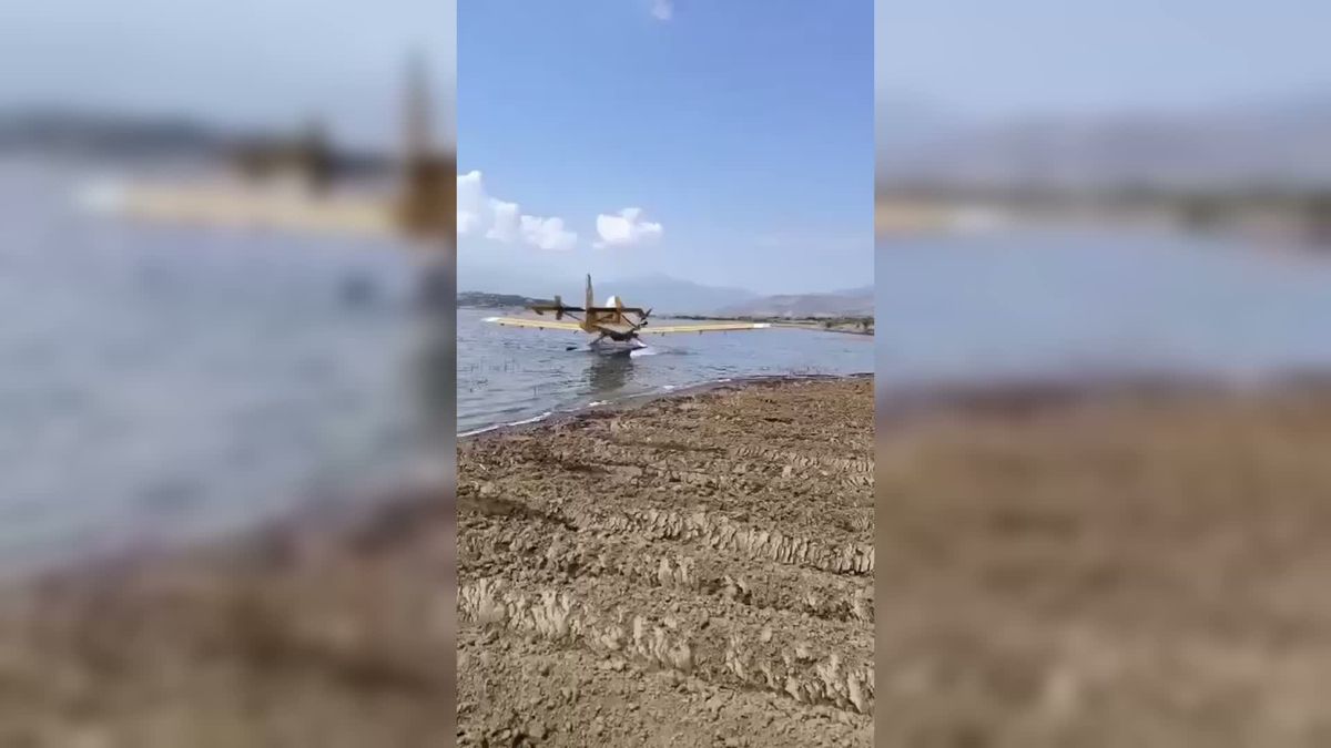 İzmir'de Yangın Söndürme Uçağı Gölete İndikten Sonra Kalkamadı