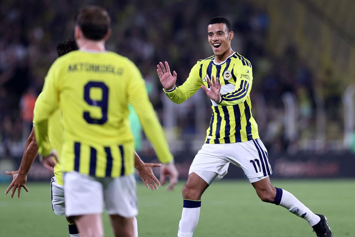 Kadıköy'de resital! Fenerbahçe yıldızlarıyla tura göz kırptı