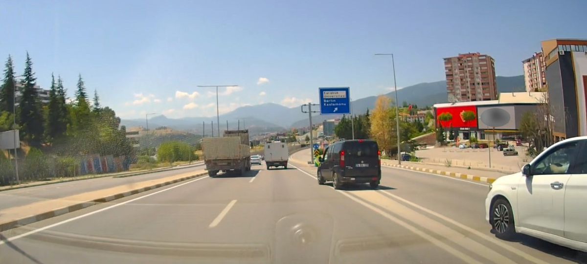Karabük'te kontrolsüz sürücüler kazaya davetiye çıkardı
