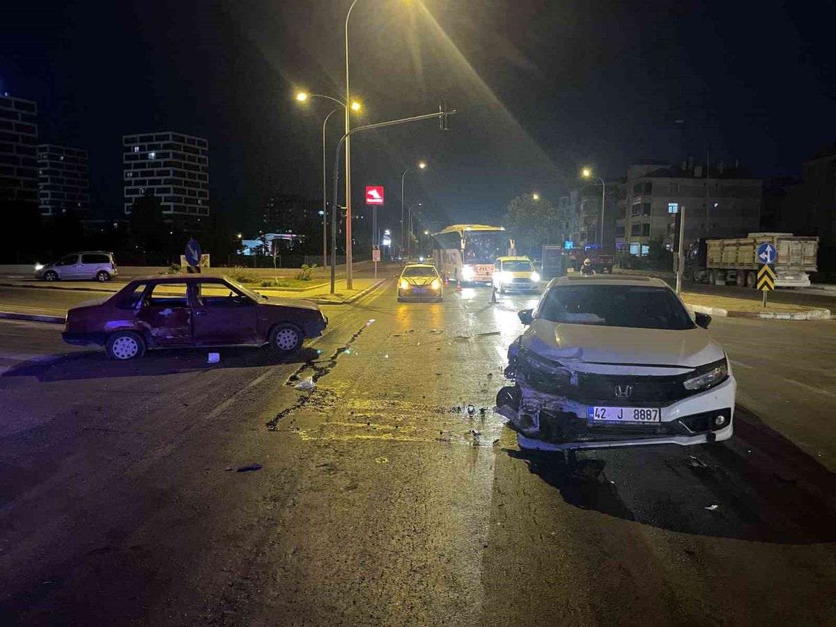 Karaman'da Kavşakta Çarpışma: 2 Yaralı