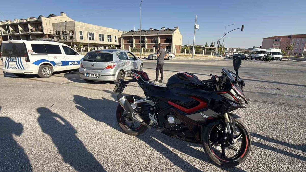 Motosiklet kazasında yardım anı kamerada