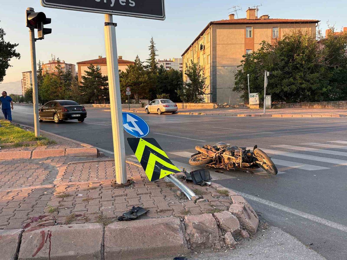Kayseri'de Motosiklet ile Otomobil Çarpıştı: Sürücü Ağır Yaralandı