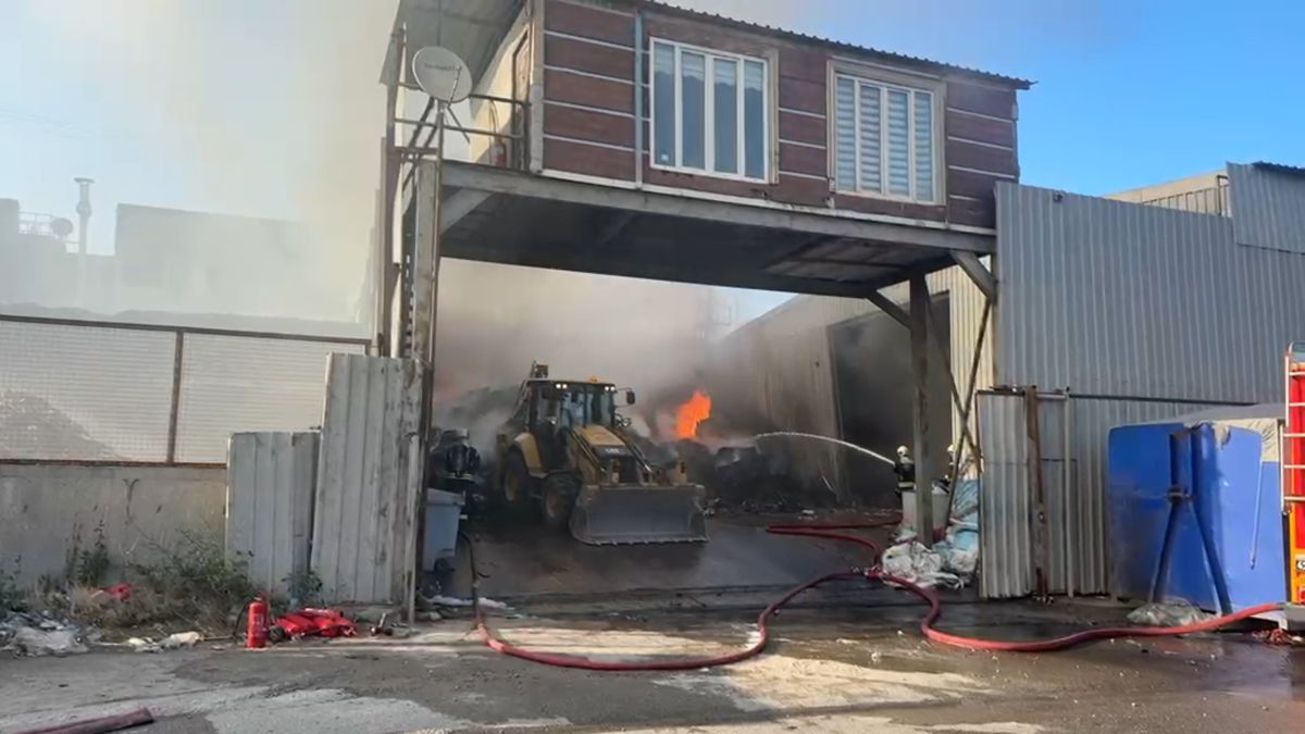 Gebze'de Geri Dönüşüm Deposunda Yangın