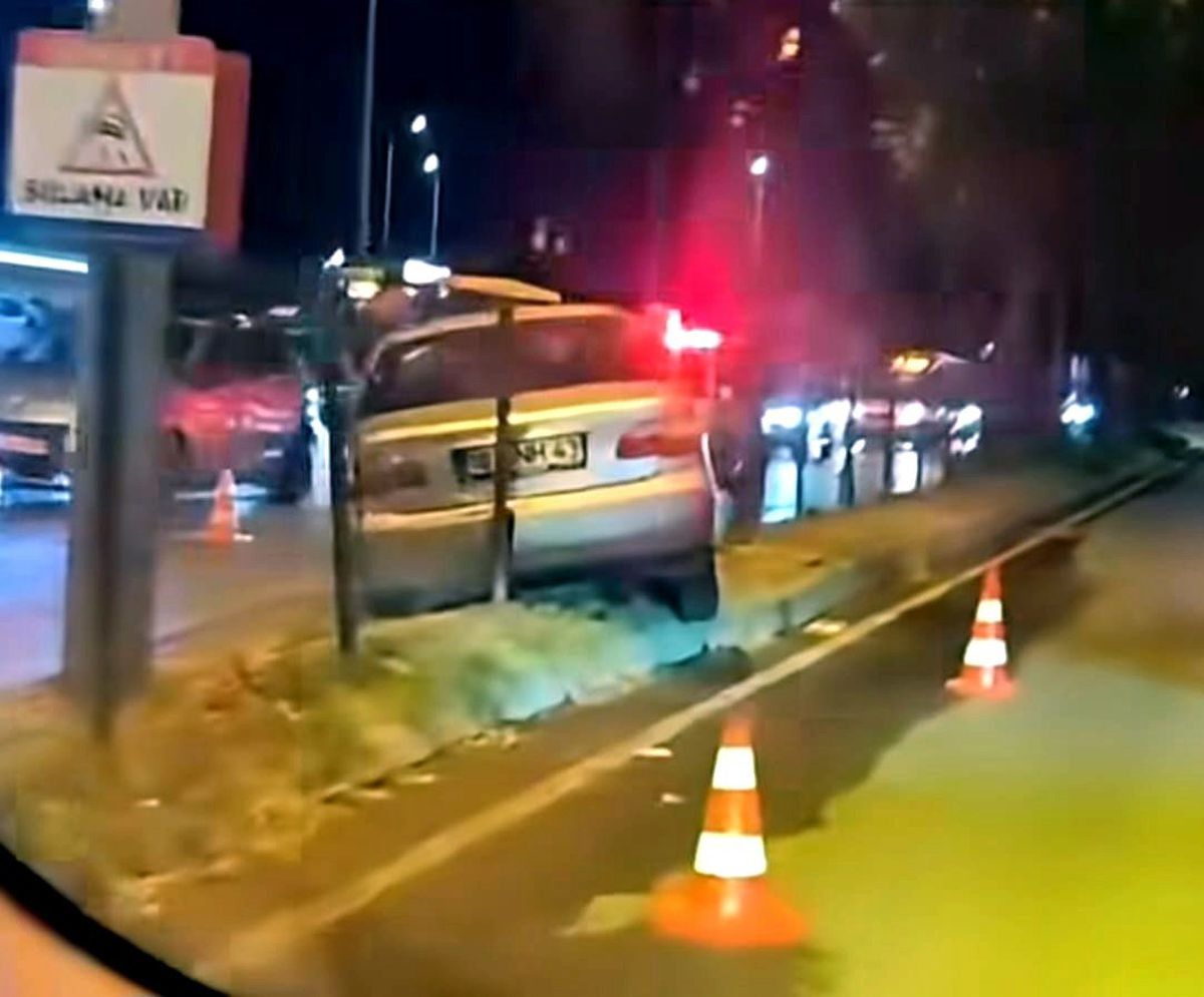 İnegöl'de Kontrolden Çıkan Otomobil Orta Refüje Çıktı