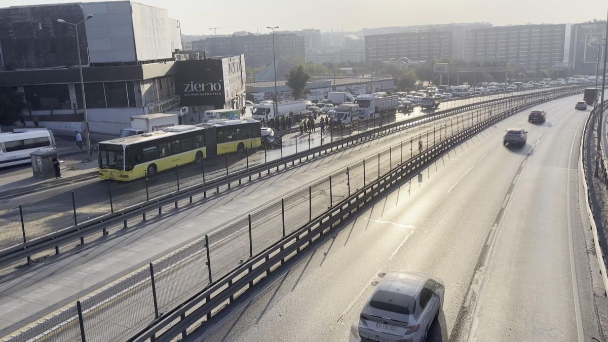 D-100'de Otomobil-İETT Otobüsü Kazası: Yaralılar Var