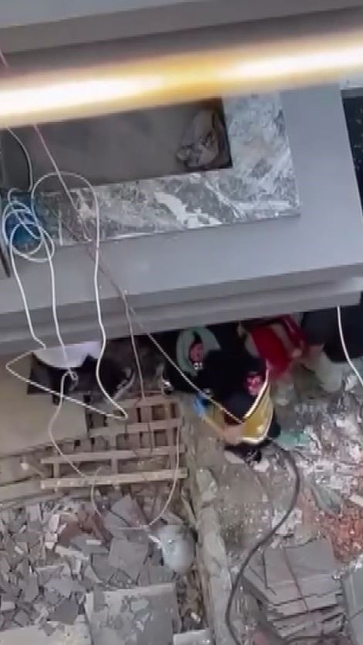 Küçükçekmece'de İşçi İnşaattan Düştü: Ağır Yaralı