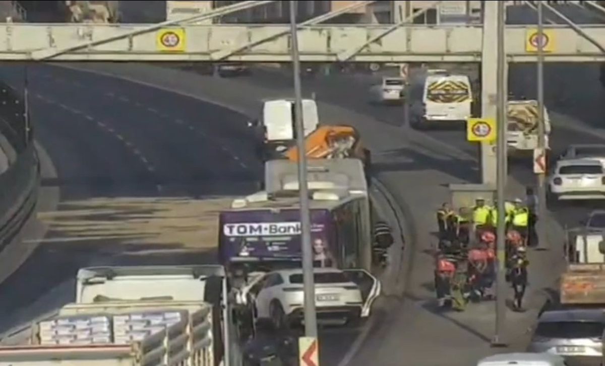 Küçükçekmece'de Feci Kaza: Otomobil İETT Otobüsüne Çarptı, 3 Kişi Hayatını Kaybetti