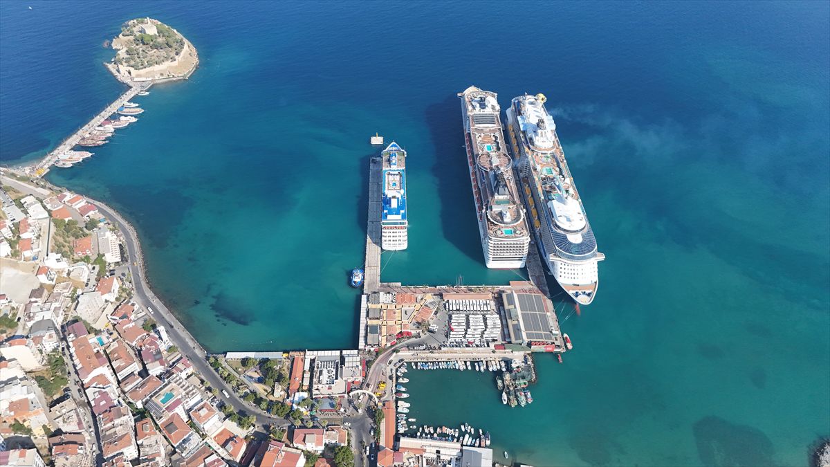 Kuşadası'na 3 kruvaziyer, 9 bin 130 turist