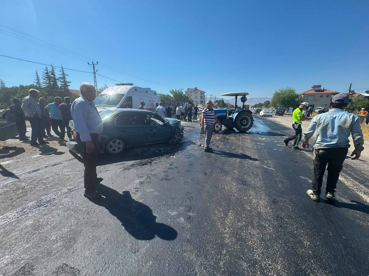 Doğanşehir'de otomobil-traktör çarpıştı: 3 yaralı