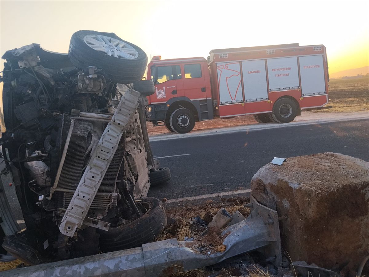 Kızıltepe'de Hafif Ticari Araç Devrildi: 2 Yaralı