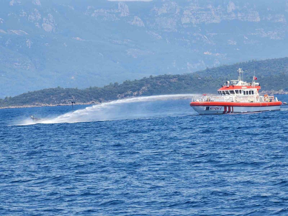 Marmaris'te Yelkenli Teknede Yangın: Kullanılamaz Hale Geldi