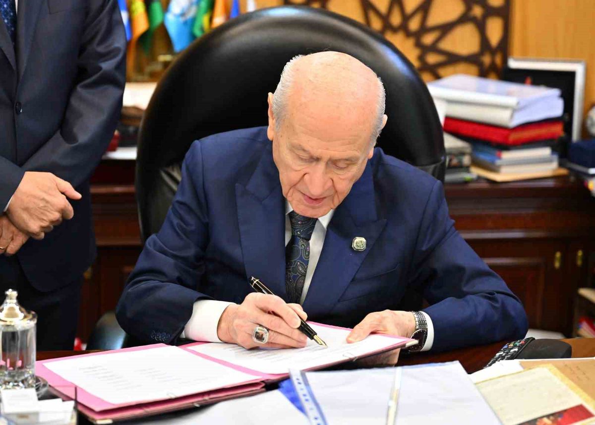 Bahçeli'den 'Terörsüz Türkiye' çerçeve yasasına ilk imza