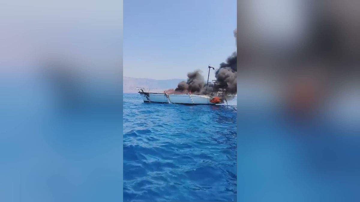 Marmaris'te Teknede Yangın: Denize Açığa Çekildi