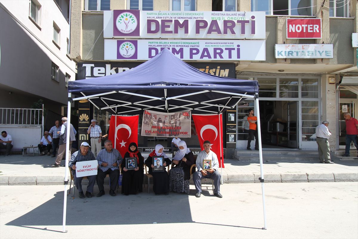 Muş'ta PKK'ya Tepki: Aileler DEM Parti Önünde